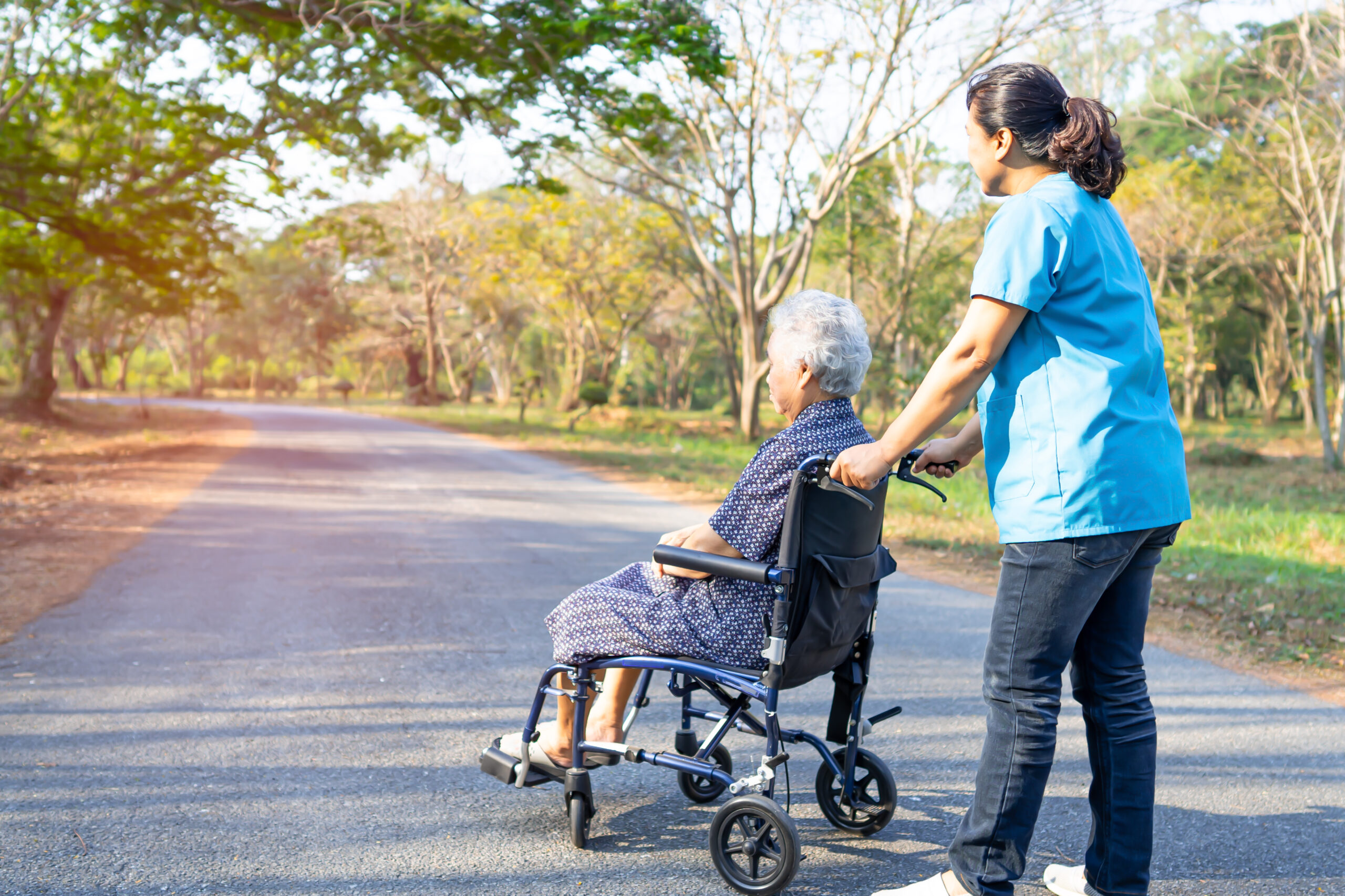 Doctor help and care Asian senior or elderly old lady woman pati Domov pre seniorov